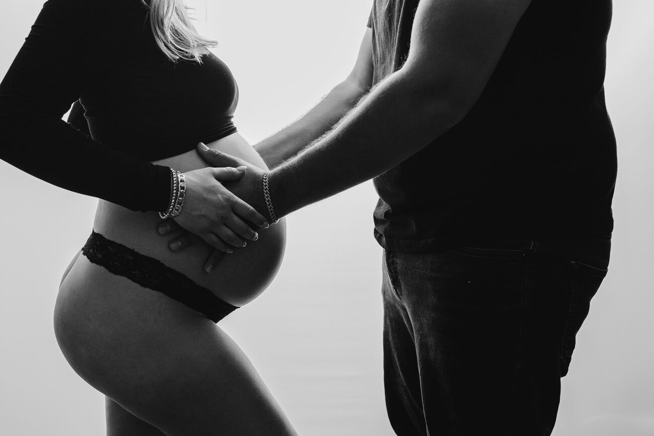 Boise maternity photographer, black and white maternity session
